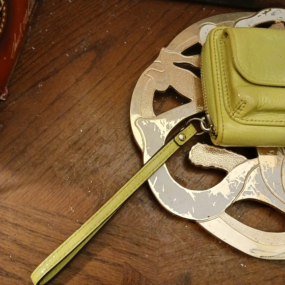 👛👜Coach wristlet - chartreuse in color  7 Parts Wallet,Patent Leather,Gift.🎁 - Picture 4 of 16